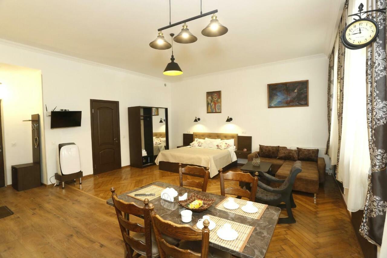 Old - Gold Gala Appartement Tbilisi Buitenkant foto