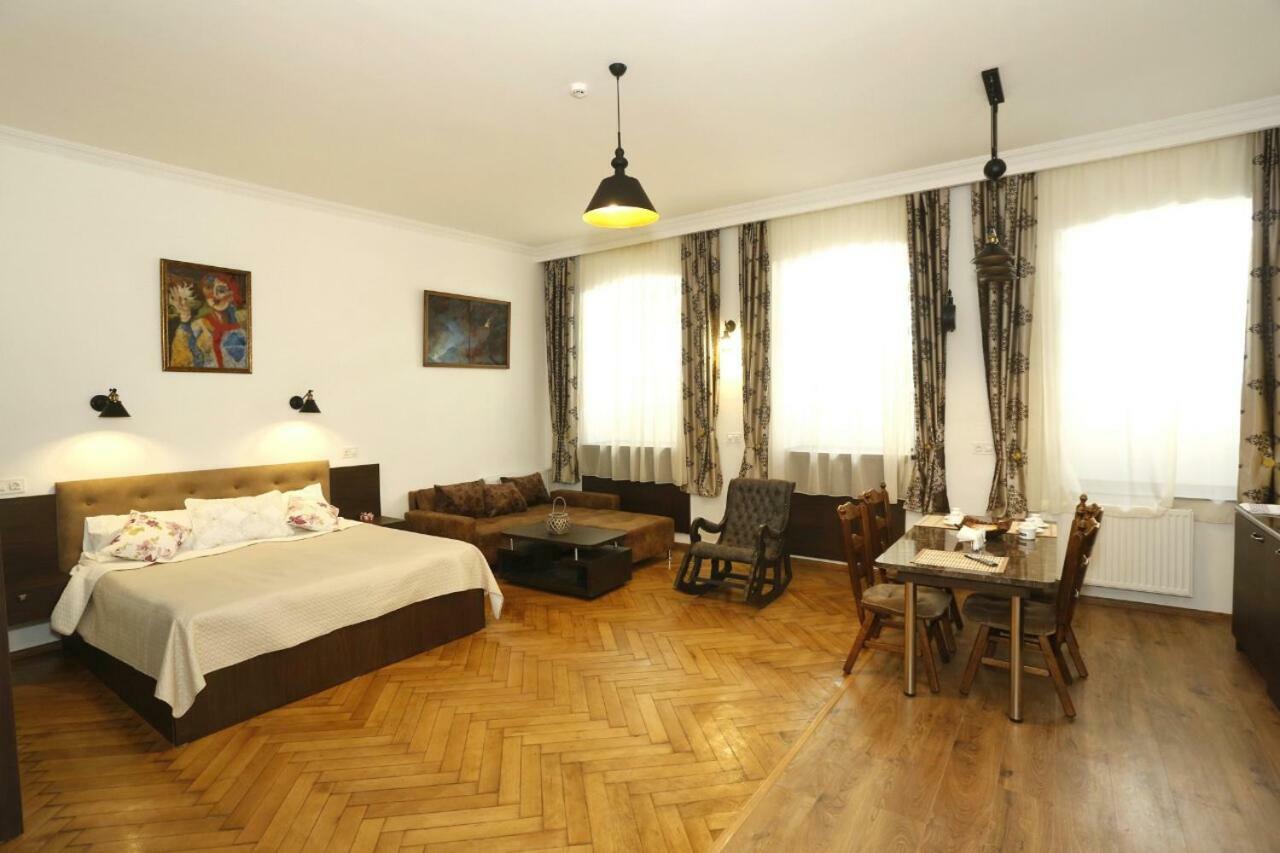 Old - Gold Gala Appartement Tbilisi Buitenkant foto